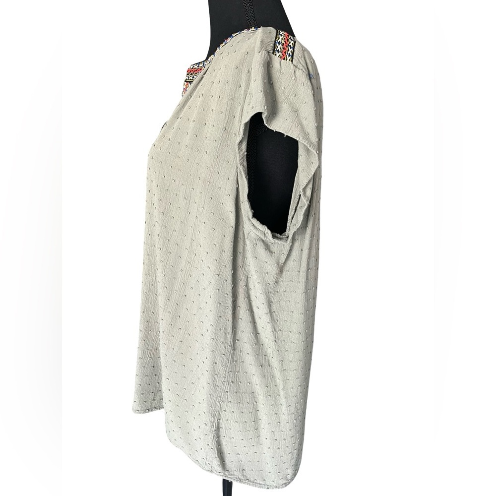 DR2 Green Blouse with Colorful Embroidery - Picture 2 of 4